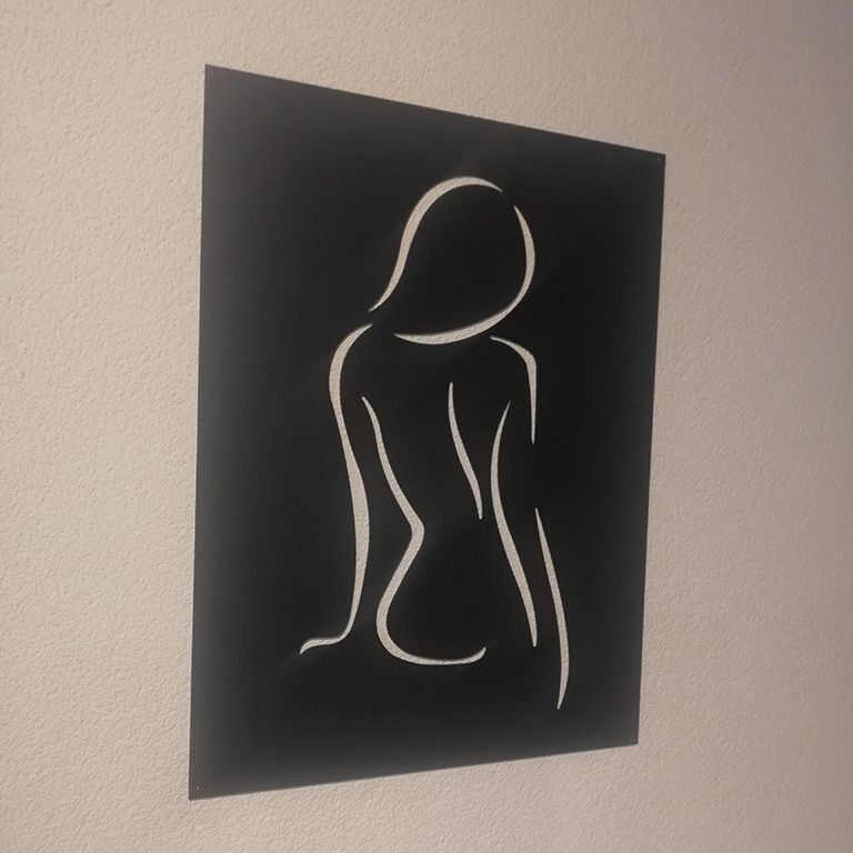 Kovová nástenná dekorácie Žena