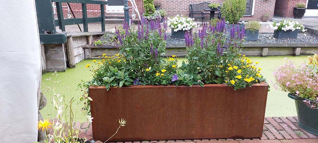 Grote rechthoekige plantenbakken voor in de tuin