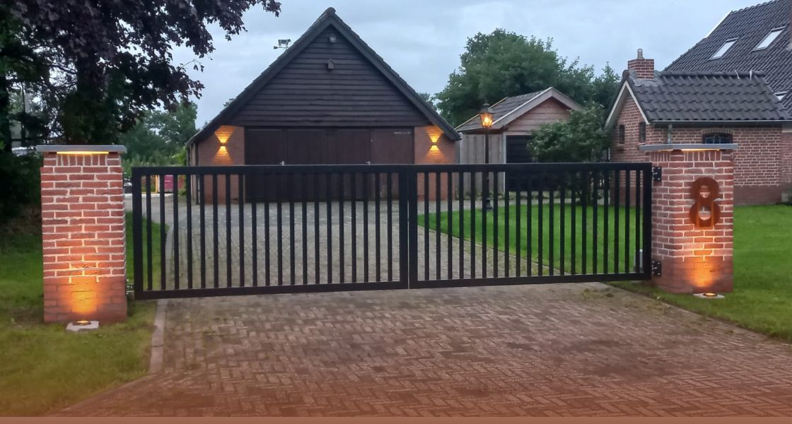 Hoe hang ik een stalen huisnummer op?